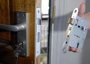 Locksmith Of Van Nuys Van Nuys, CA 818-737-2242 - 6a-Locks-Replace
